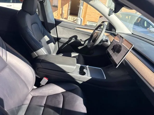 Tesla Model Y photo 23