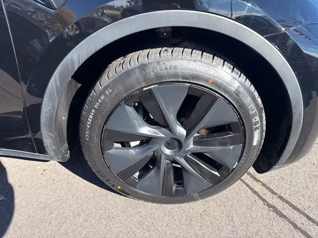 Tesla Model Y photo 25