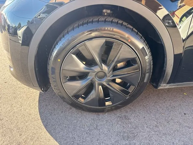 Tesla Model Y photo 9