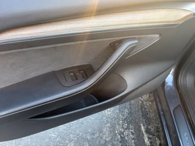 Tesla Model 3 photo 9