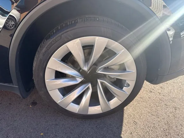 Tesla Model Y photo 16
