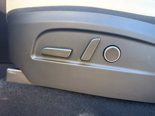 Tesla Model Y photo 12