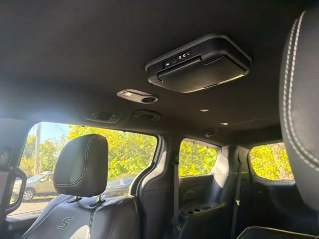 Chrysler Pacifica photo 18