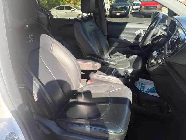 Chrysler Pacifica photo 23