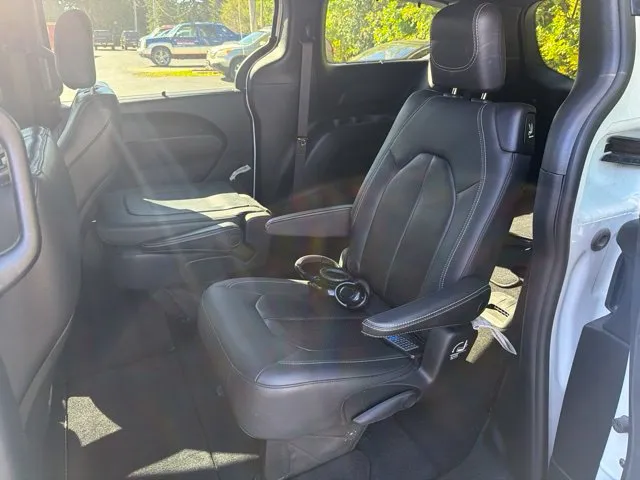 Chrysler Pacifica photo 20