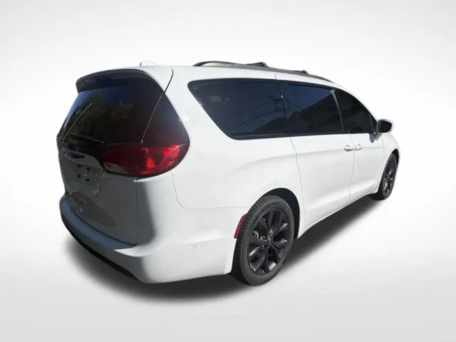 Chrysler Pacifica photo 5