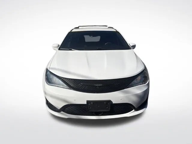 Chrysler Pacifica photo 8