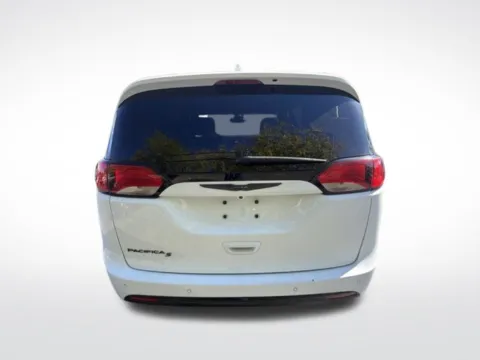 More photos of 2020 Chrysler Pacifica Touring L at Diamond Jim's Motor Cars, WI