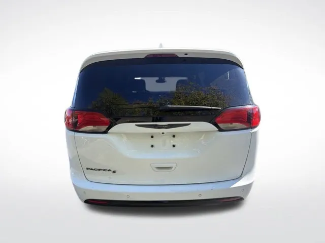 Chrysler Pacifica photo 4