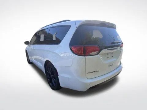 Another view of 2020 Chrysler Pacifica Touring L for sale in Milwaukee, WI at Diamond Jim's Motor Cars