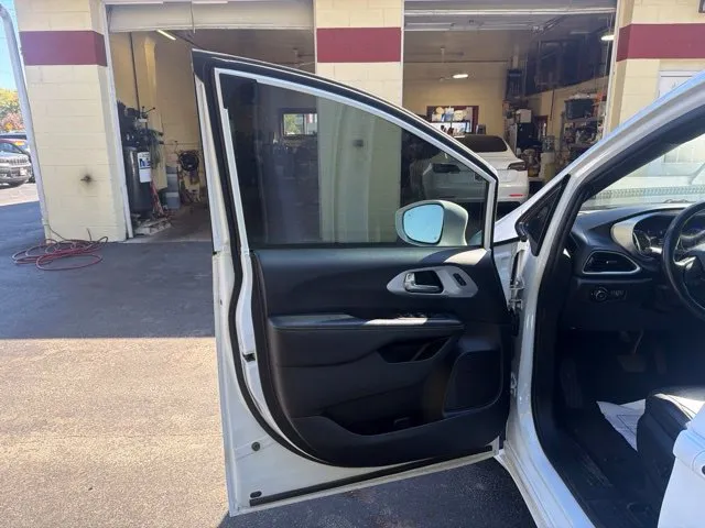 Chrysler Pacifica photo 19
