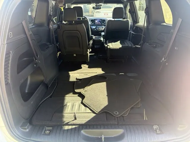Chrysler Pacifica photo 21