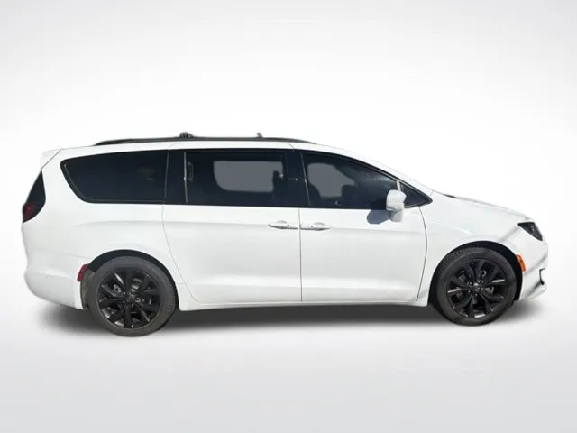 Chrysler Pacifica photo 6