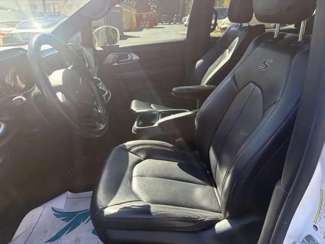 Chrysler Pacifica photo 13