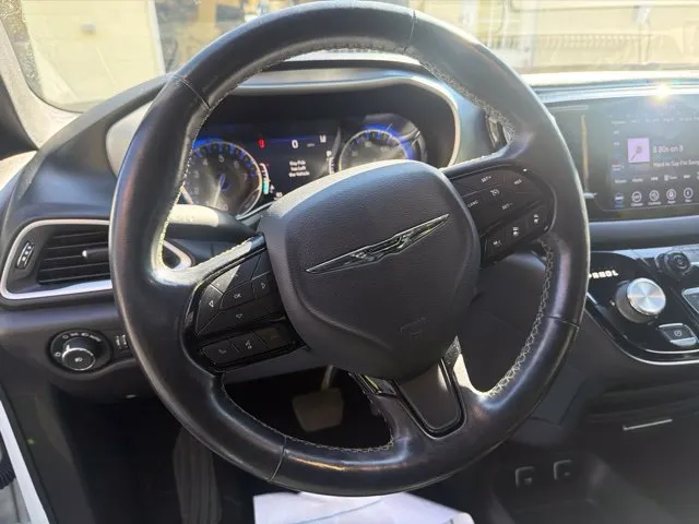 Chrysler Pacifica photo 14