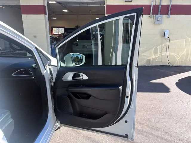 Chrysler Pacifica photo 25