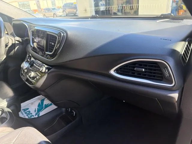 Chrysler Pacifica photo 24