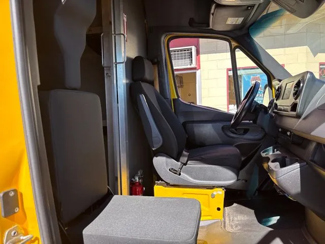 Mercedes-Benz Sprinter photo 20
