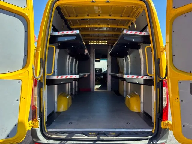 Mercedes-Benz Sprinter photo 16