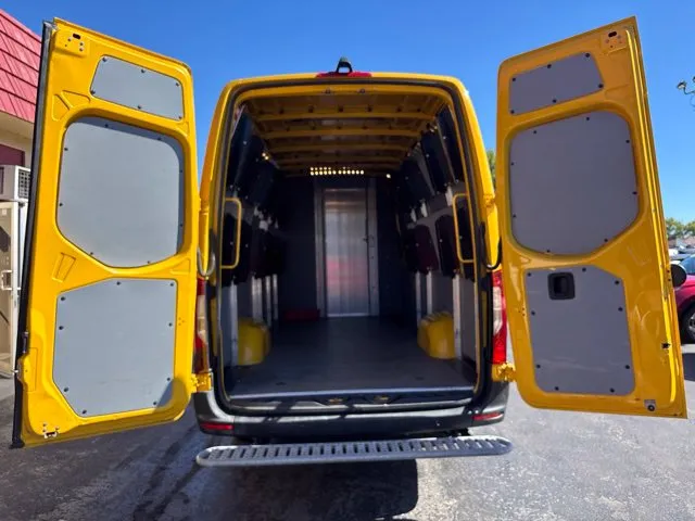 Mercedes-Benz Sprinter photo 14