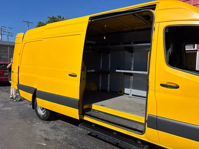 Mercedes-Benz Sprinter photo 19