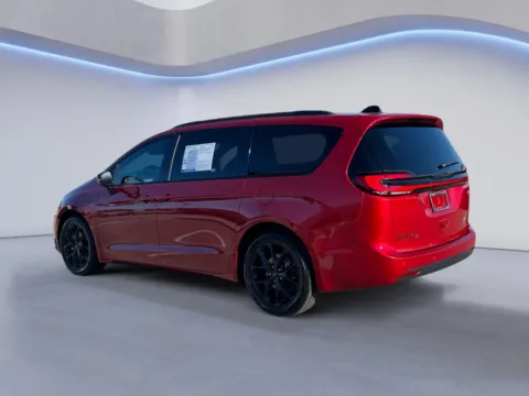 More photos of 2024 Chrysler Pacifica Touring L at Airport Honda, TN