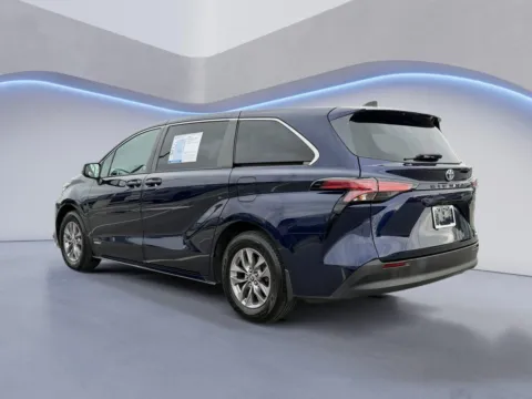 More photos of 2021 Toyota Sienna LE at Airport Honda, TN