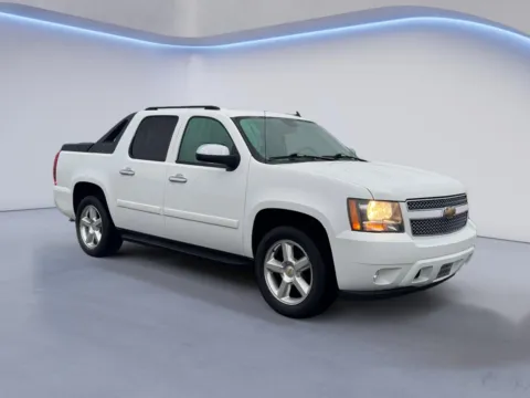 White 2008 Chevrolet Avalanche LTZ for sale in Alcoa, TN