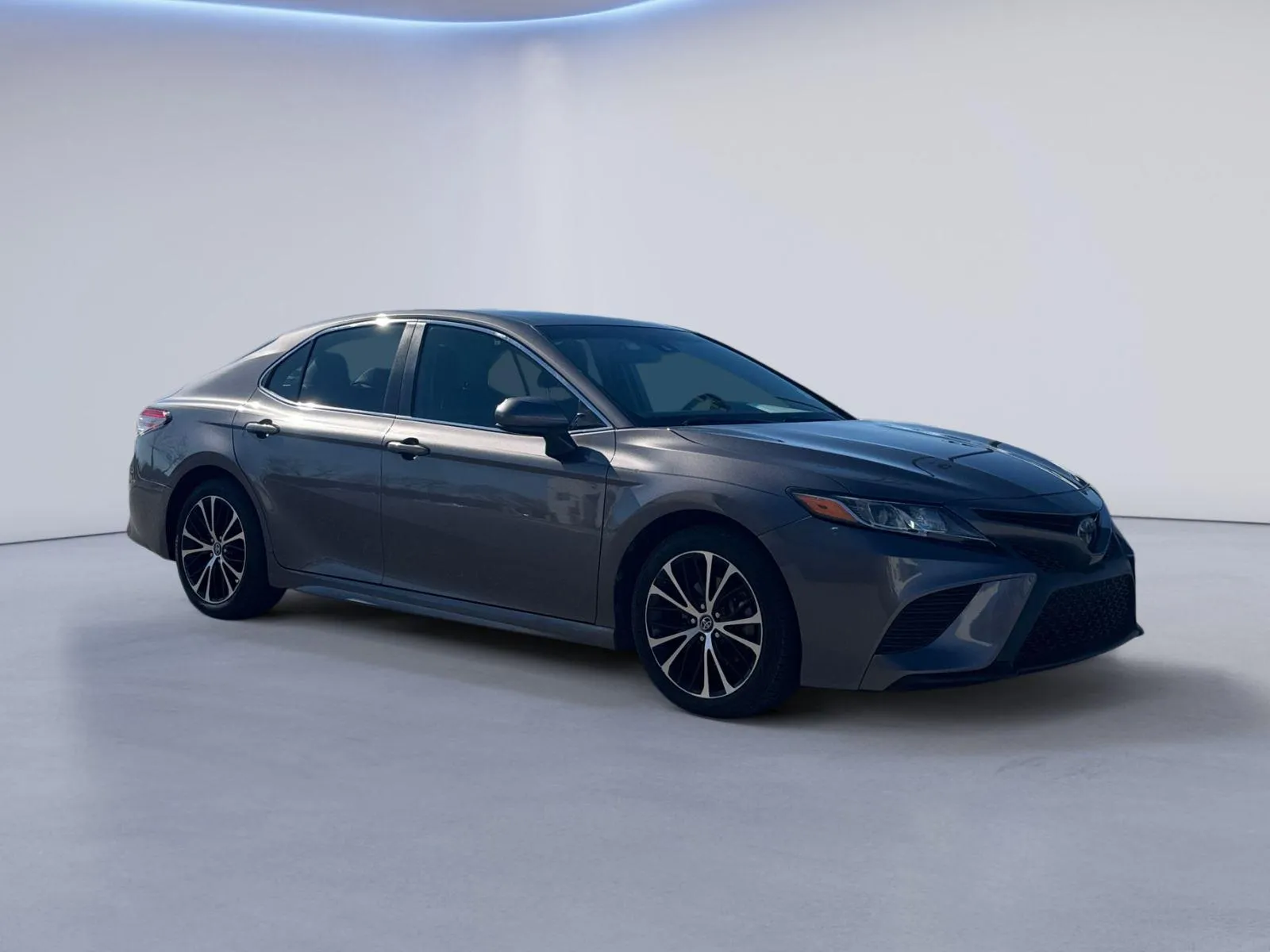 Gray 2018 Toyota Camry SE for sale in Alcoa, TN
