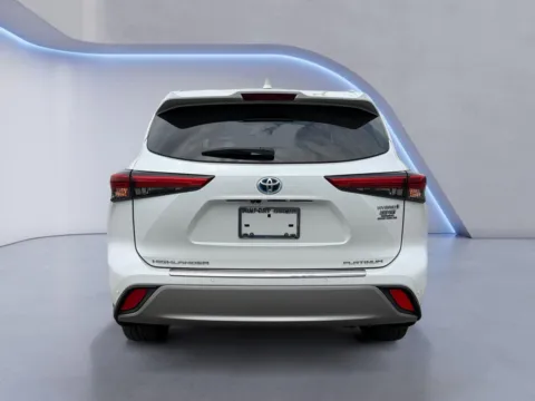 More photos of 2022 Toyota Highlander Hybrid Platinum at Airport Honda, TN