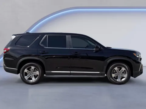Photos of 2023 Honda Pilot EX-L w/Rear Captain's Chairs for sale in Alcoa, TN at Airport Honda
