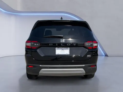 More photos of 2023 Honda Pilot EX-L w/Rear Captain's Chairs at Airport Honda, TN