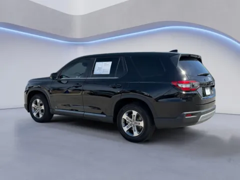 More photos of 2023 Honda Pilot EX-L w/Rear Captain's Chairs at Airport Honda, TN