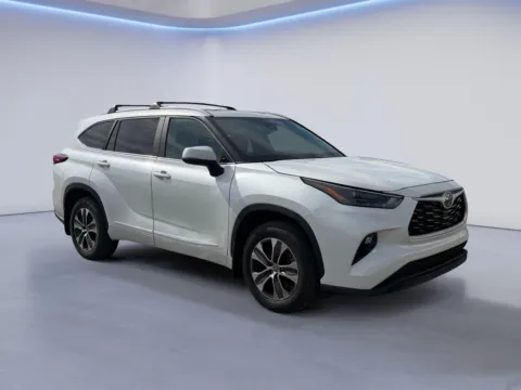 White 2023 Toyota Highlander XLE for sale in Alcoa, TN