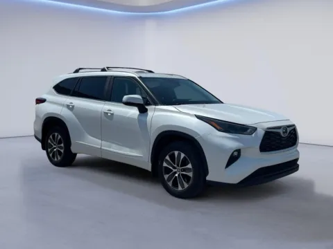 White 2023 Toyota Highlander XLE for sale in Alcoa, TN