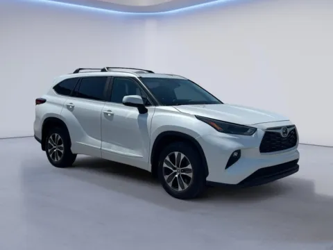 White 2023 Toyota Highlander XLE for sale in Alcoa, TN