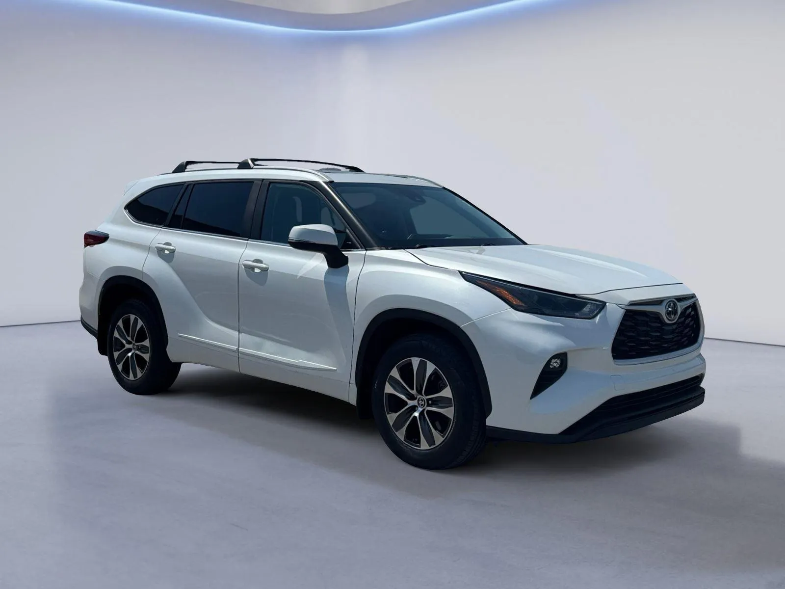 White 2023 Toyota Highlander XLE for sale in Alcoa, TN