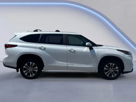 Photos of 2023 Toyota Highlander XLE for sale in Alcoa, TN at Airport Honda
