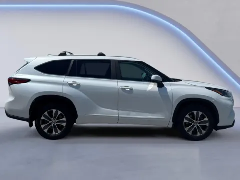 Photos of 2023 Toyota Highlander XLE for sale in Alcoa, TN at Airport Honda