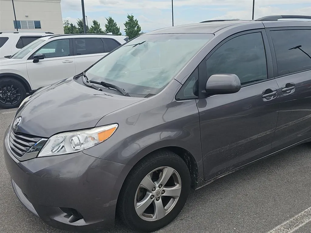 Gray 2017 TOYOTA Sienna LE 8-Passenger for sale in Alcoa, TN