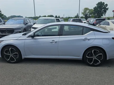 Photos of 2023 Nissan Altima 2.5 SR for sale in Alcoa, TN at Airport Honda