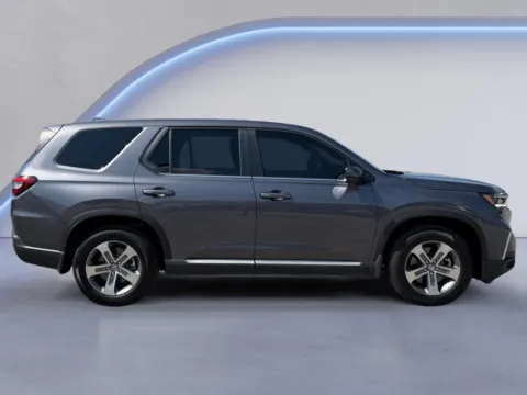 Photos of 2025 Honda Pilot EX-L for sale in Alcoa, TN at Airport Honda
