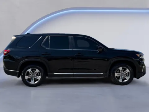 Photos of 2025 Honda Pilot EX-L for sale in Alcoa, TN at Airport Honda