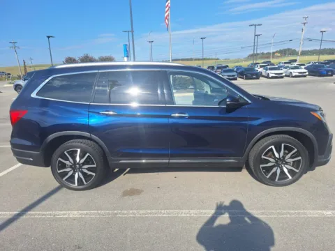 More photos of 2021 Honda Pilot Touring w/Rear Captain's Chairs at Airport Honda, TN