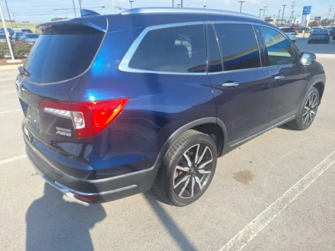 More photos of 2021 Honda Pilot Touring w/Rear Captain's Chairs at Airport Honda, TN