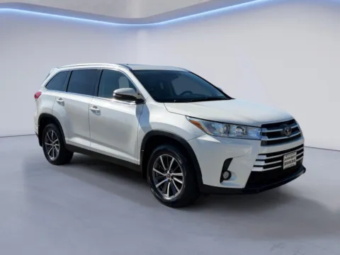 White 2019 Toyota Highlander XLE for sale in Alcoa, TN