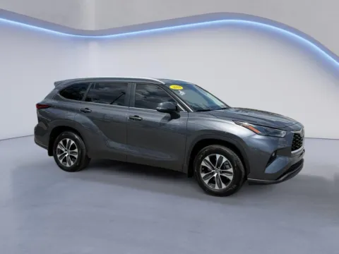 Gray 2024 Toyota Highlander XLE for sale in Knoxville, TN