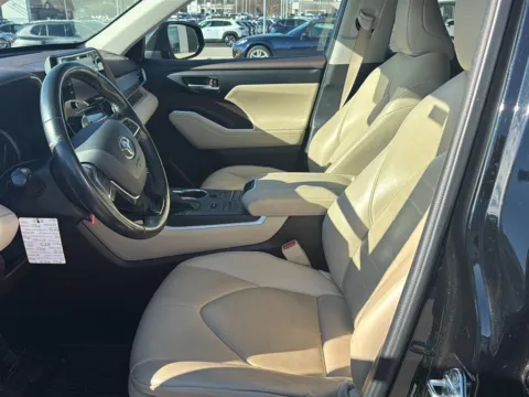 More photos of 2021 Toyota Highlander XLE at Mazda of Knoxville, TN