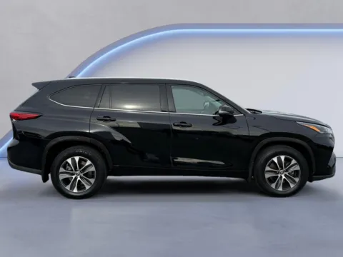 Photos of 2021 Toyota Highlander XLE for sale in Knoxville, TN at Mazda of Knoxville