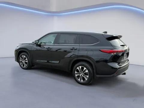 More photos of 2021 Toyota Highlander XLE at Mazda of Knoxville, TN